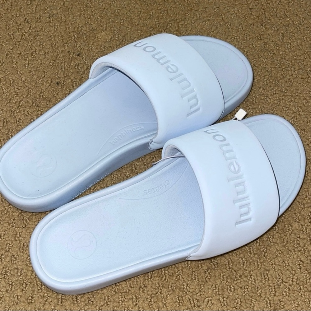 NWOT LULU SLIDES